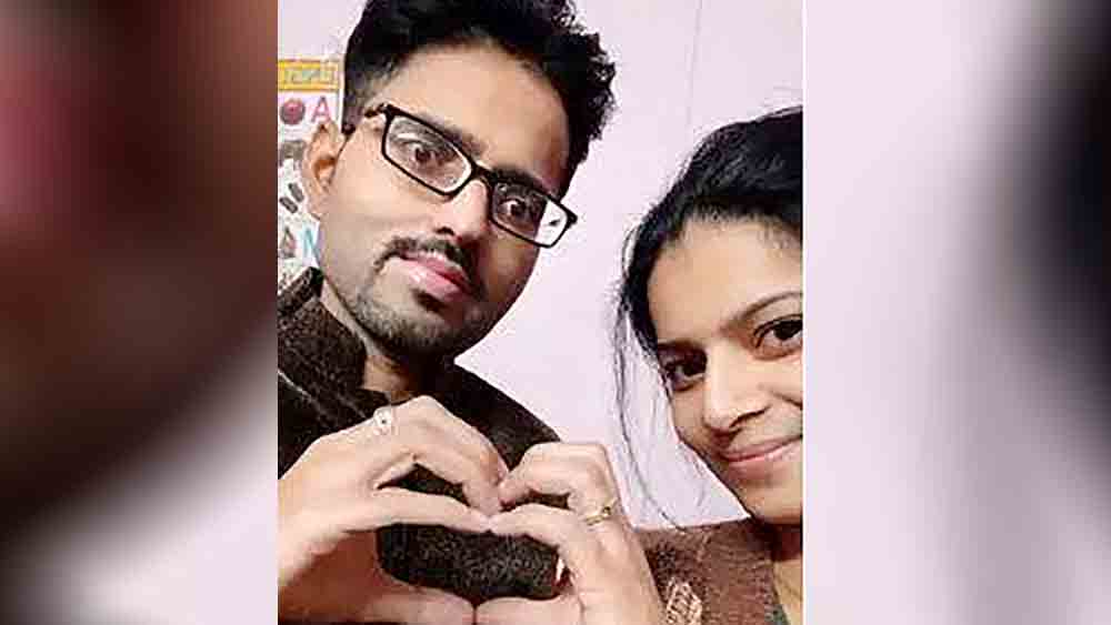 করোনায় ভেন্টিলেশনে স্ত্রী, বিল মেটাতে শেষমেশ নিজের ডিগ্রিই বন্ধক রাখলেন চিকিৎসক!